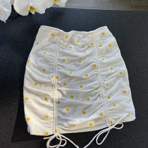 Princesspolly kjol i strl 36 (S) - En vit kjol med blommor på. Strl 36 (S) bra passform & är stretchig. (Frakten är inkluderad i priset) Swish som betalning.😊