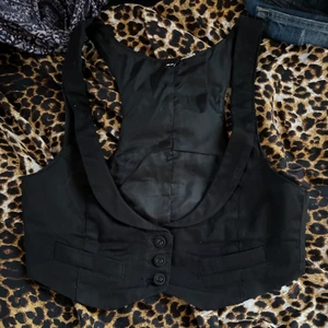 Väst croptop  - Jättecool väst, säljer då den är förstor för mig