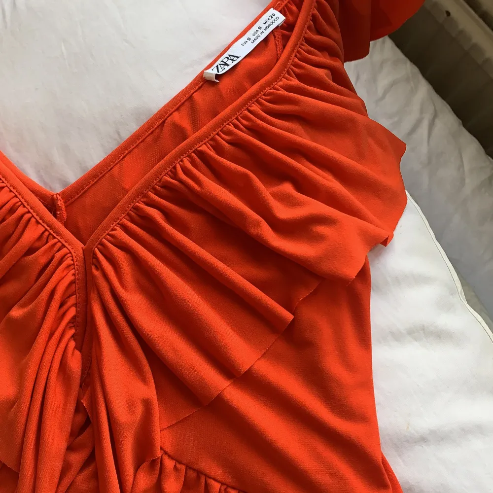 Jättefin sommartopp i en härlig orange färg som endast är använd 2 gånger. Perfekt till semestern med ett par ljusa linnebyxor:). Toppar.