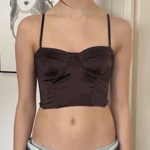 Korsettop - Korsettop från hm 🤎 Köparen står för frakten (standard pris är 66 men kan möjligtvis va billigare om den postas som ett brev), eller så kan jag mötas upp i Stockholm 💫