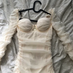 Klänning  - Klänning från Oh Polly i storlek 4. Helt ny bara testad, prislapp sitter kvar 🤍