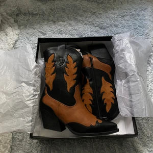 Balla klackar - Cowboyboots jag köpte i höstas men som bara legat och är endast testade, dvs. Oanvända!