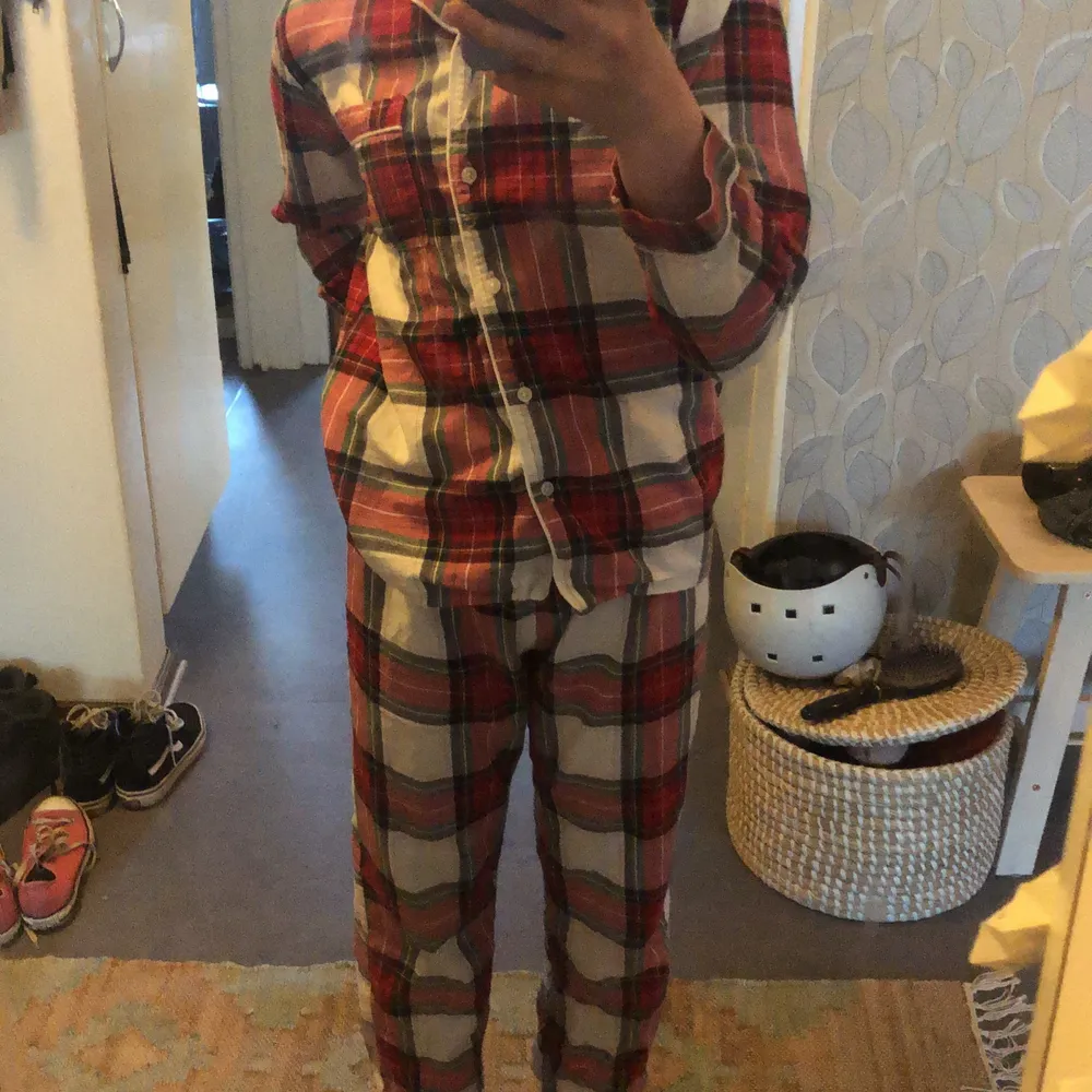 Rutig pyjamas med bra skick. Jag har haft dom ganska länge nu och dom är för små.. Muu.