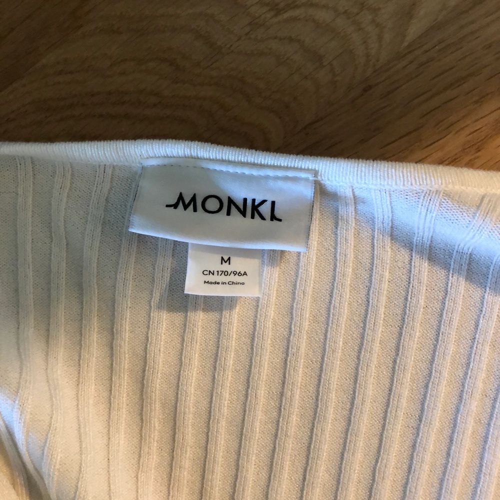 Helt oanvänd tröja från Monki. Har tyvärr inte kommit till användning.. väldigt skön och en populär tröja från Monki. Samma tröja fast svart säljer jag också. Toppar.