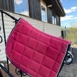 Schabrak - Rosa schabrak i storlek ponny 150kr. Köpare betalar frakt, går annars att hämta i stockholm. 