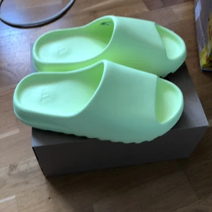 Adidas yeezy slides - Säljer ett par adidas yeezy slides i US9. Dom är helt nya aldrig använda 