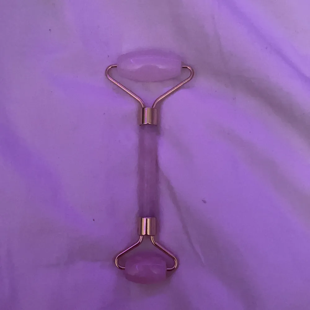 Säljer min ansikts roller i rose quarts för att den inte har kommit till användning men är jätte bra för ansikts massage<33. Muu.