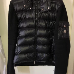 Moncler cardigan  - Moncler jacka använder några gånger inga hål eller skador på den precis som ny ifall du är intresserad är det bara att höra av dig storlek M/L