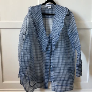 Ganni Organza  - Storlekslappen är bortklippt! Sparsamt använd, i nyskick.  Passar Small-Medium då den är oversize.