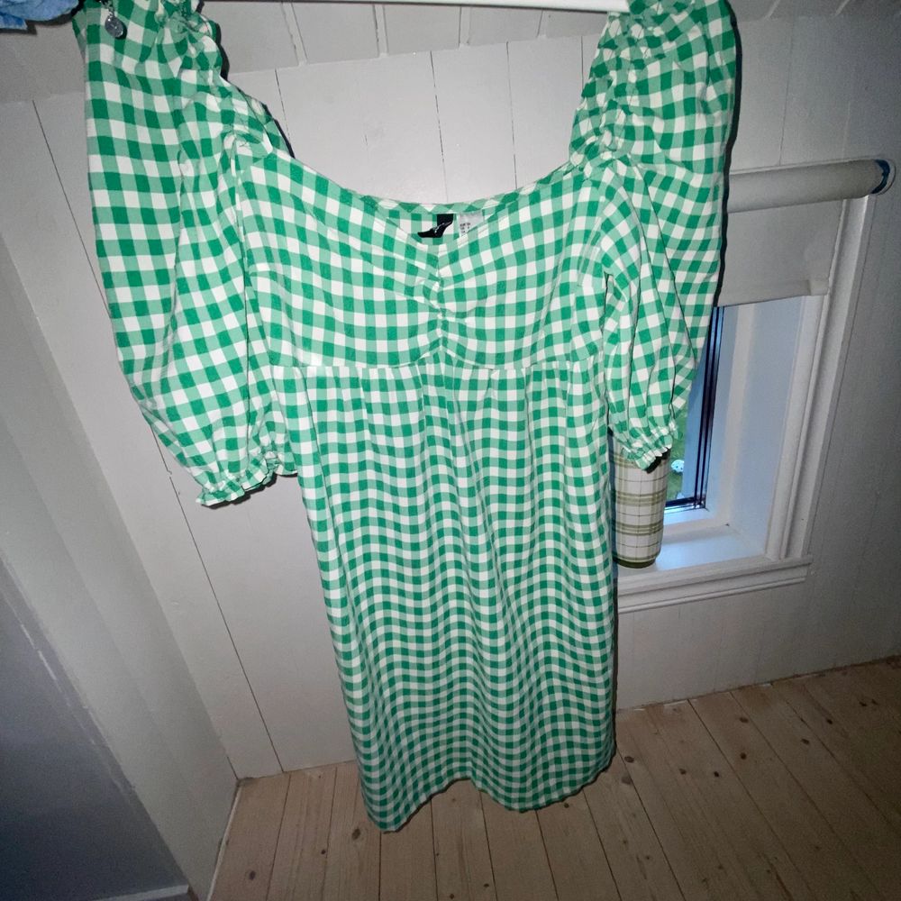 Säljer en rutig klänning från H&M. Skriv vid intresse💞. Klänningar.