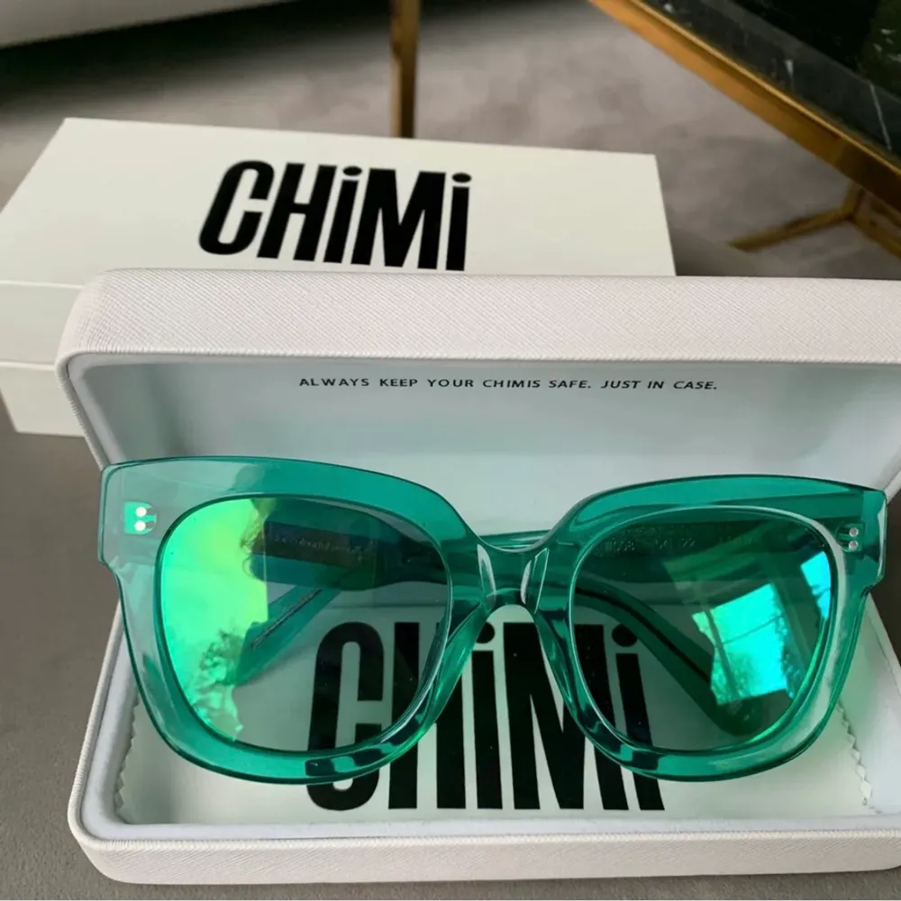 Säljer dessa chimi solglasögonen i färgen Aqua med spegelglas och i modellen #008. Kan byta mot andra Chimis också! Bud startar på 400:-, köp direkt för 500:. Accessoarer.