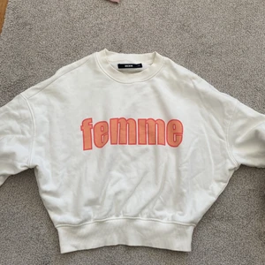 Vit Sweatshirt - Superfin från bikbok, jättebra skick då den knappt är använd! Storlek xs men passar s också💕gratis frakt!