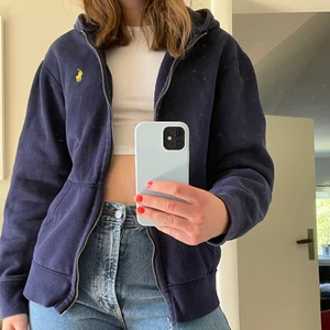 Ralph Lauren hoodie - Zip hoodie från Ralph Lauren i JÄTTEBRA skick. Storleken är M och frakten 66kr 💛💛