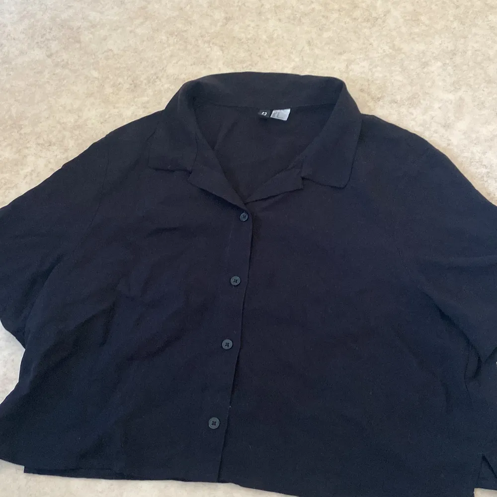 Svart croppad skjorta i storlek M från hm. Köpte förra året och använde två gånger. Som ny . Skjortor.