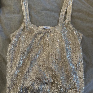 Fest linne - Skit najs linne som funkar perfekt om man ska ut! Aldrig använd så lika gott som ny👌🏼❤️ (är i storlek M men passar som S)