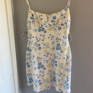 Zara klänning - Säljer denna supersöta och somriga klänningen från Zara. Den är aldrig använd då den är för liten på mig💕