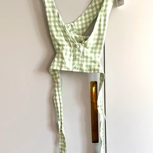 Linne ifrån Bershka  - Fint pastellgrönt linne med knytning från Bershka. Stor i storleken! 