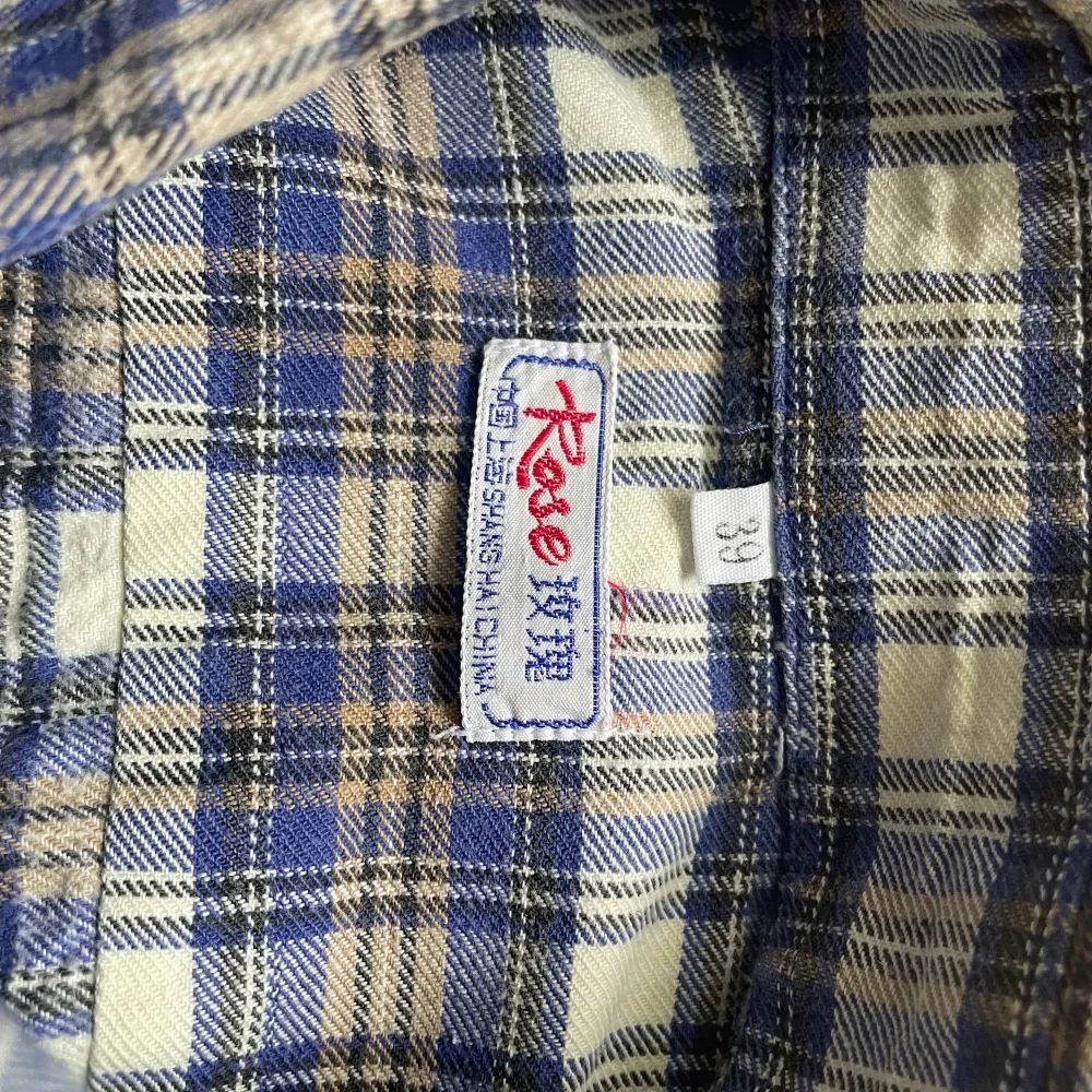 Säljer denna vintage flannel skjorta. Den är i fint skick inga skador eller något sånt! Storlek small men passar både small och medium! Pris 300kr. Skjortor.