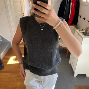 Väst - Mörkgrå stickad väst från only. Storleken XL men passar oversized som M