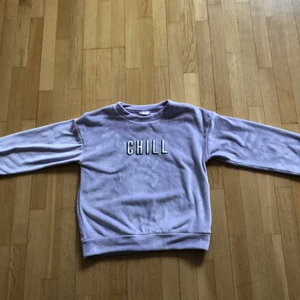 Pastel lila sweatshirt stl 158-164 - En lila sweatshirt med luddigt tyg som är väldigt skön. Samma tyg på insidan som på utsidan. Den är i bra skick, och inget hål i den. Den har en liten gul fläck som är målarfärg på ärmen, men den syns så bra.