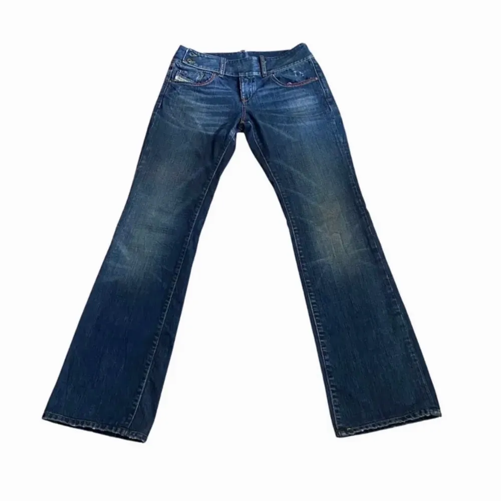Lågmidjade Diesel jeans. Midja: 77cm och innerbenslängd 80cm. Super snygga! Köparen står för frakt 💓. Jeans & Byxor.