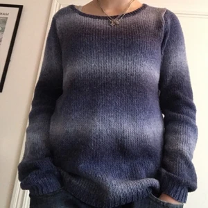 stickad tröja - super mysig blå stickad tröja, inte stickig överhuvudtaget helt mjuk. Som ny inga slitningar. Jag är storlek S och den sitter perfekt baggy på mig