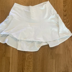 Tenniskjol Gina Tricot L - Det här är en tenniskjol som jag aldrig använt. Skönt material dock. 