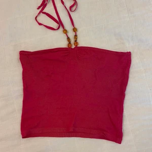 Bandue-top! - Superfin, serisrosa, top jag köpt från humana!💗 Älskar stenarna på banden, men toppen kommer tyvärr inte till användning längre. In princip nyskick, förutom lite skador på sömmen (se sista bilden). 