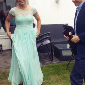 Balklänning - Sofia Moore - En skräddarsydd balklänning ifrån märket Sofia Moore. Den är verkligen av bra kvalitet med mycket (!) tyg och otroligt välsydd. Beställd utefter mina mått, vilket är ungefär storlek S men den går att anpassa med knytningen i ryggen och spetstyget är även stretchigt! Använd endast en gång, Nypris ca 2300kr