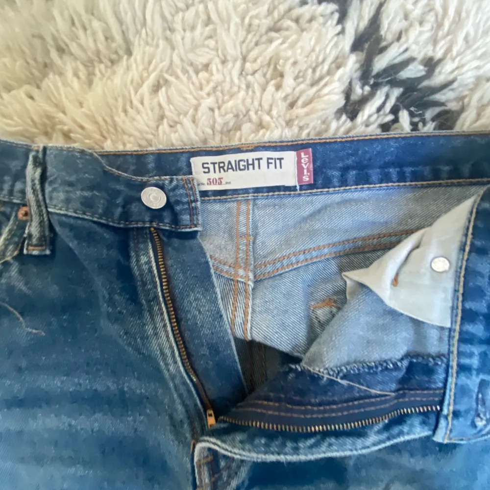 Säljer mina vintage Levis Jeans, modell 505, bra skick, storlek: W: 33, L: 32, pris 1000kr  Förlåt för dålig bild, övre kamera sönder så måste använda zoom 0,5x, skriv om ni vill ha tydligare bilder :) . Jeans & Byxor.