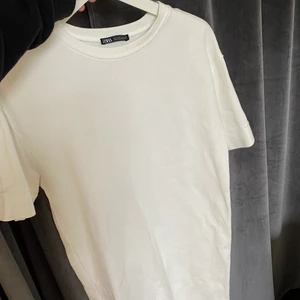 Vit basic klänning  - Vit T-shirt klänning från zara 