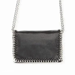 tiamo väska - säljer denna fina då den inte används längre💕 bra skick, frakt tillkommer 💕 de är mellan storleken, privat för mer bilder💕 kan gå ner lite i pris vid snabbaffär 