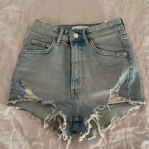 Zara shorts  - Säljer dessa trändigga zara shorts eftersom de är försmå storlek 32 alltså XS/XXS nya kostar runt 250 säljer för 120kr! 📦❤️🤩❤️🤩❤️