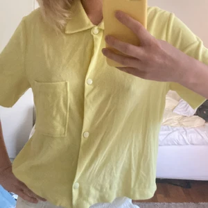  frotté tröja - Jätte snygg frotté tröja i gul. Perfekt nu till sommaren över en bikini! 