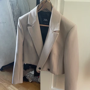 Kavaj - Säljer denna supersnygga croppade kavajen från Zara, för 300kr + frakt