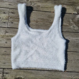 Crop top vit linne - Jättefin vit fluffig crop top från stradivarius, stl s. Jättefint skick. Säljes då det inte är min stil. Frakt tillkommer