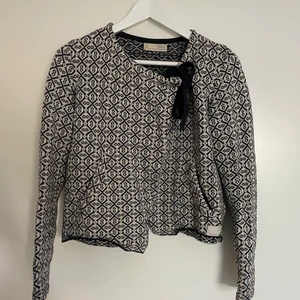 Odd Molly kofta  - Odd Molly kofta i fint skick. Storlek 1 (s) i färg mörkblå/vit. 