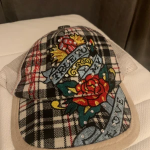 Ed hardy - Ed hardy keps från pappas garderob som går att spänna till!