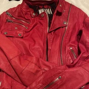 Skinnjacka storlek xs  - Skinnjacka storlek xs, med detaljer på, bra skick, kan skicka fler bilder vid intresse, original pris ca 3000 minns inte exakt summa 