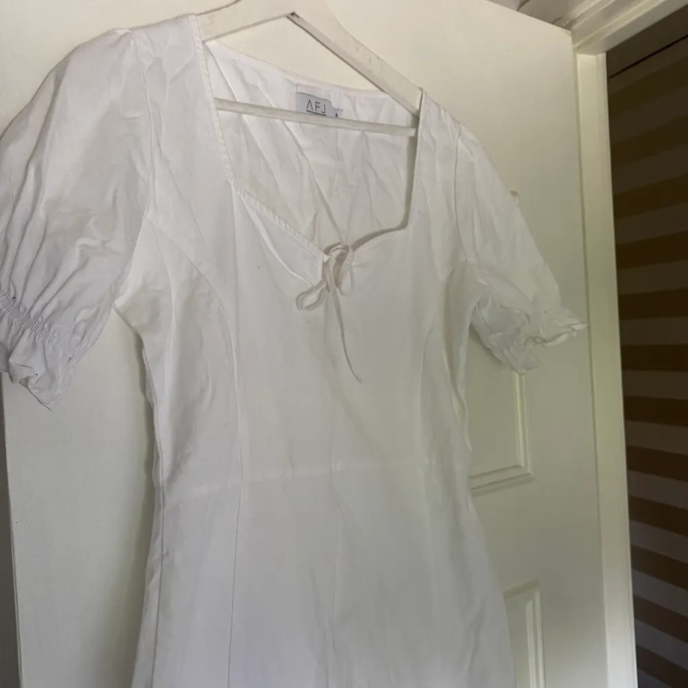 Super fin och sommrig vit kläning från AFJ s kollektion med NAKD. Använd en gång och är i bra skick.. Klänningar.