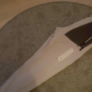 hoodrich  - en grå vit hoodrich tracksuit som är i ett bra skick och storlek Small, ❗️drf jag inte tar bild på hoodien är för att den är hemma hos min mamma men om ni vill ha bild på den så skicka till mig❗️ nypris: 1550kr/ mitt pris 850kr