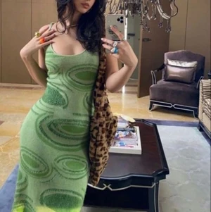 Grön stickad sommar klänning - Säljer denna snygga gröna stickade sommar klänning som är skit mjuk och fin! Den är använd Max 2 gånger och har inga skador eller fläckar. Köpte den förra sommaren och säljer då den då jag behöver pengar! Köparen står för frakten❤️ om många är intresserade blir det budgivning!