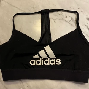 Adidas sport top - Svart Adidas sport top. Knappt använd med bra skick. Storlek XS.
