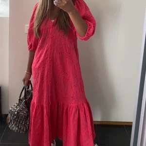 Sommarklänning  - Säljer denna superfina sommarklänning då den bara kommit till användning en gång! Den är från zara i strl XS men passar även mig som normalt är en S. Passar perfekt som midsommarklänning, säljer den för 250kr💕 köparen står för frakt💓 skriv privat för bättre bilder osv