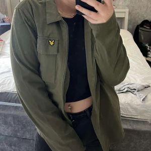 Lyle scott jacka - Super cool och jätte fin vår jacka, säljer pgr av att den inte riktigt var min stil men annars är den super fin och aldrig använd så är som ny! Jackan är i st s och sitter super fint och är jätte bekväm! Hör av er om ni är intresserade🤩🥰