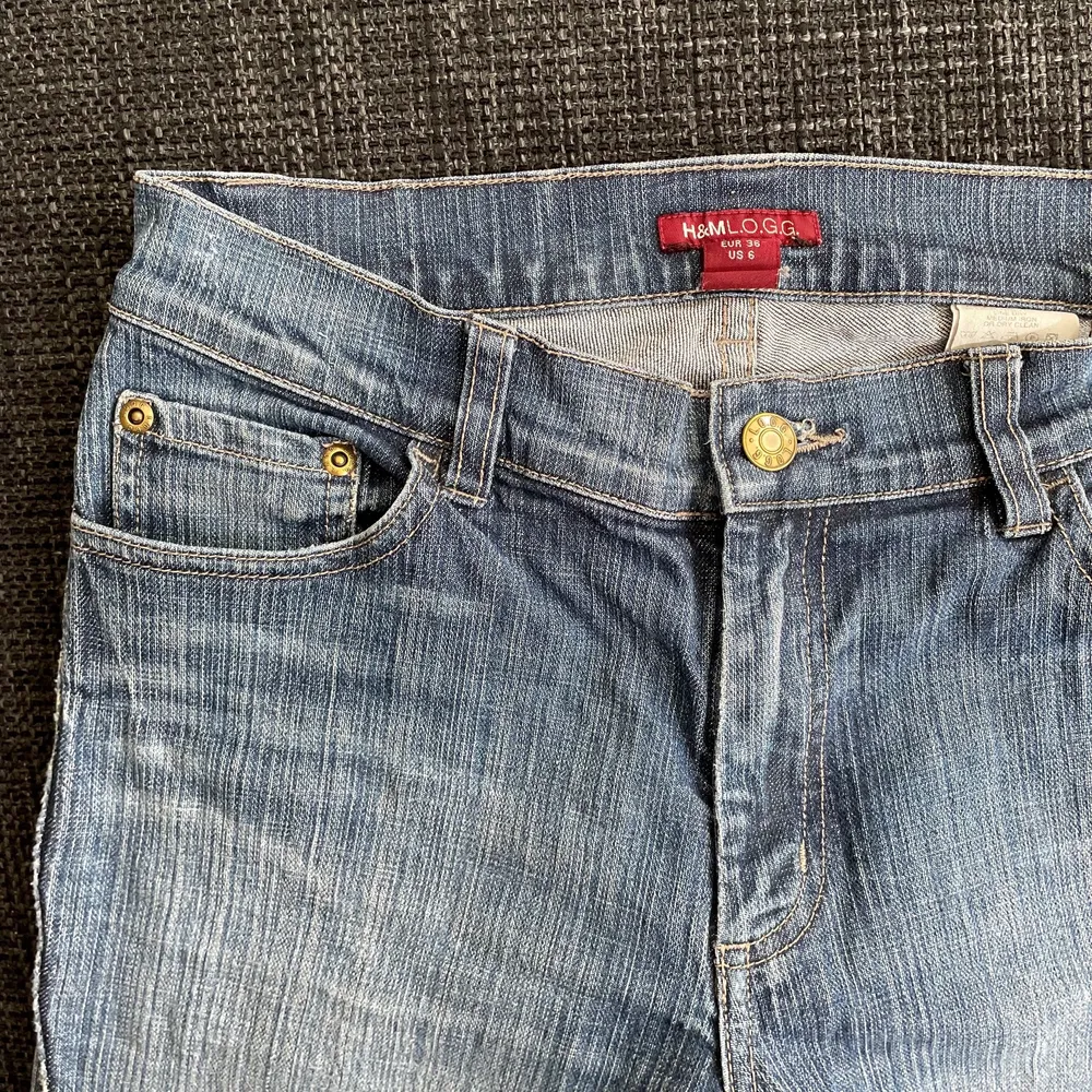 Ett par lågmidjade jeans från H&M. Dem är i storlek 36 men skulle säga att de mer är som en 34:a. (Jag på bilden  brukar ha 36 i byxor, men dem är lite små för mig!) Skriv vid frågor eller intresse💙💙. Jeans & Byxor.