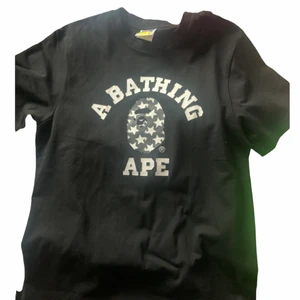 A bathing ape t-shirt - Denna vet jag faktiskt inte om äktheten, köpt på depop  för längesedan så om någon kan legit checka den vore det väldigt schysst, annars kan man få en äkta Bape t-shirt för en bra peng💴 Storlek M, ‼️om den inte skulle vara äkta kan jag ändra priset såklart