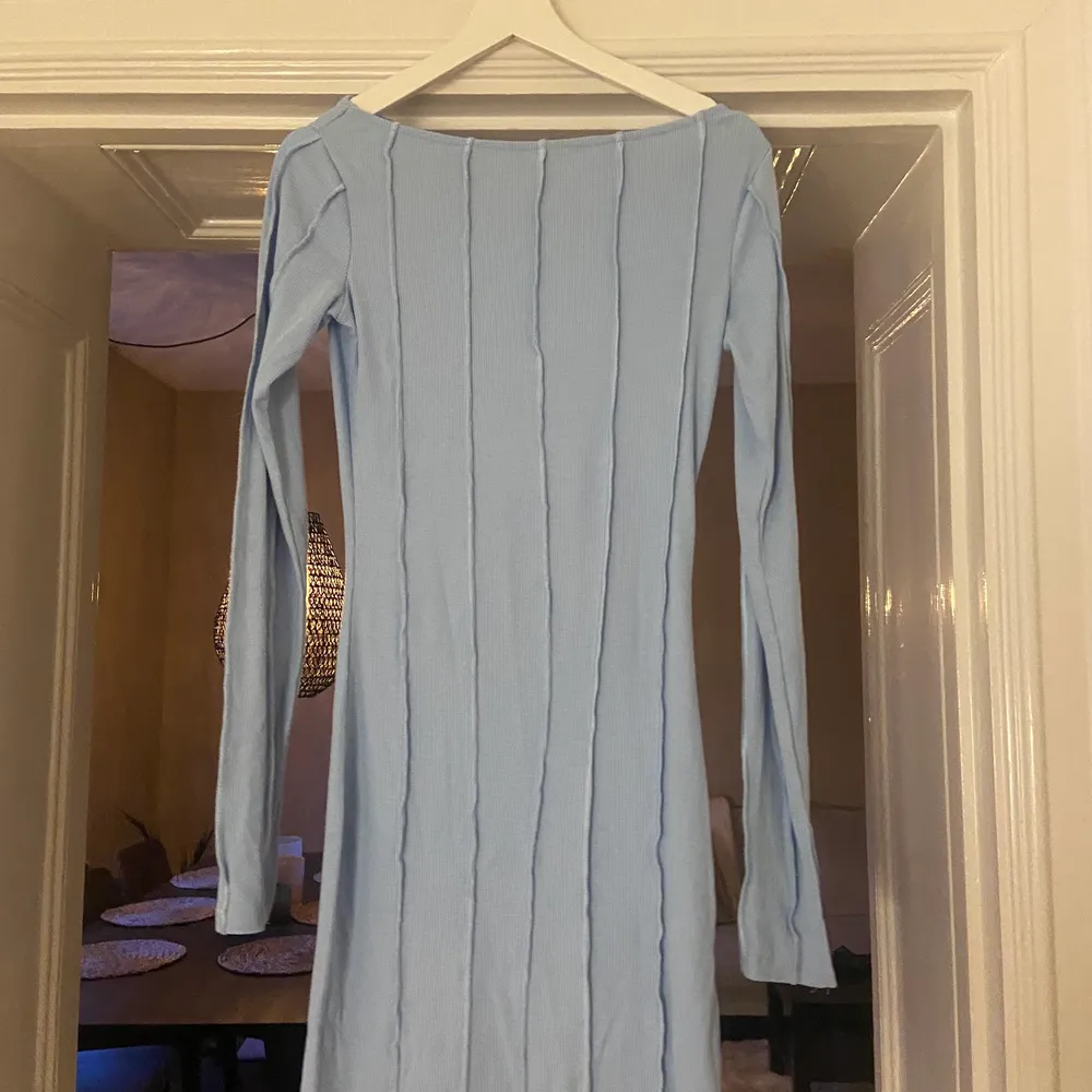Säljer denna Slutsålda klänning från Hanna Schönbergs kollektion för Na-kd, Storlek XS. Klänningen är som ny och är endast använd 1 gång . Klänningar.