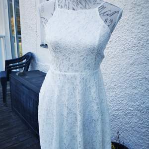 Fin vit klänning! Öppen i ryggen😊 Jag kan frakta eller mötas upp i Norrköping! Hör av dig vid fler frågor 🥰 