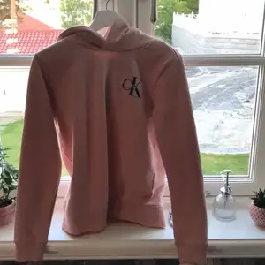 Jag säljer denna Calvin Klein hoddie för jag inte använder den, den är helt oanvänd☺️köparen står för frakten🌸